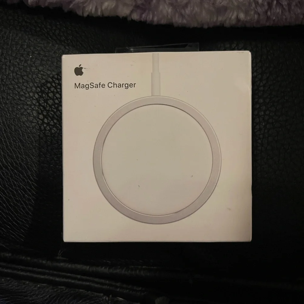 Apple MagSafe Charger - Picture 1 of 3